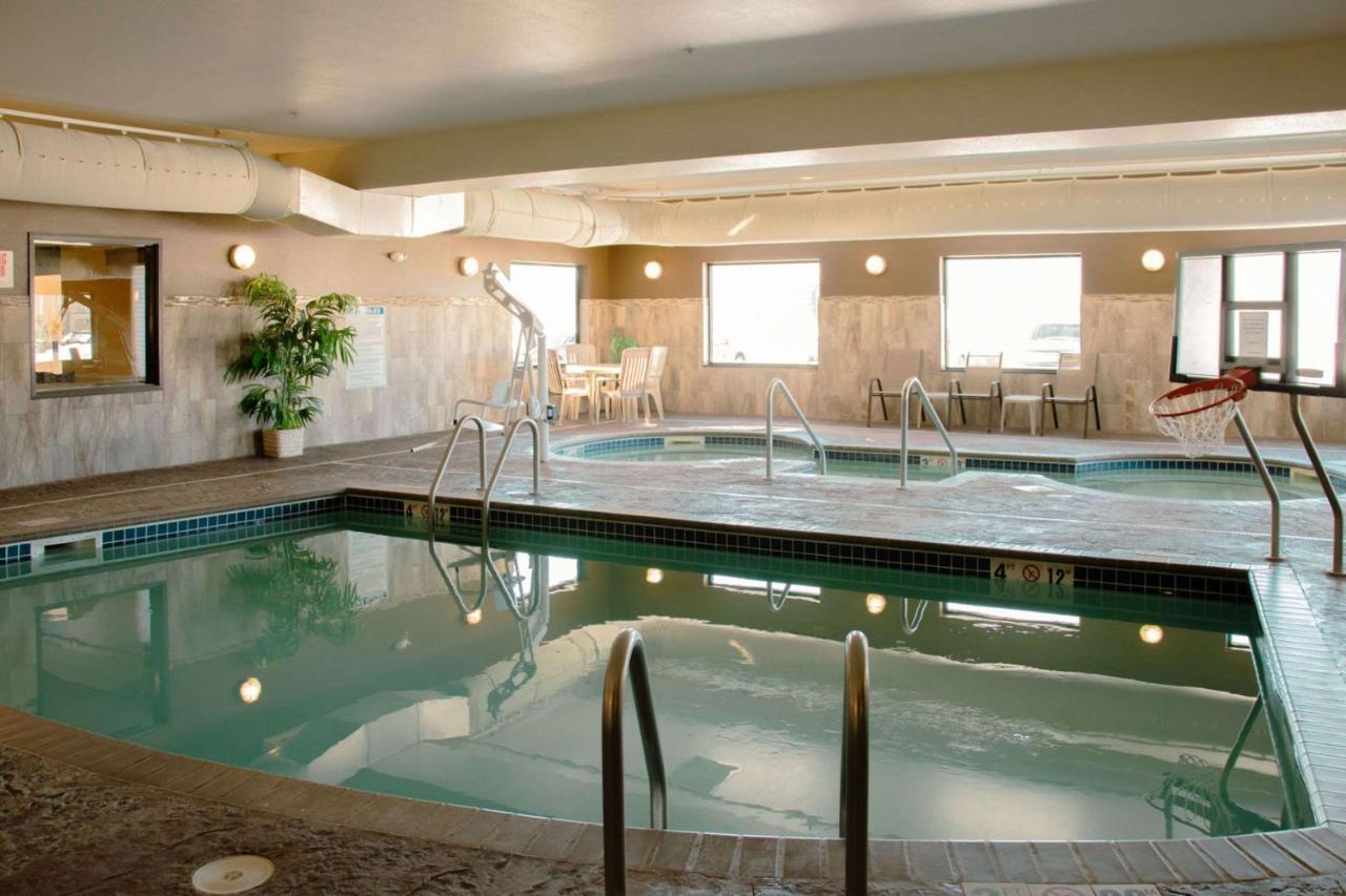 Grand Forks Lodge And Suites المظهر الخارجي الصورة