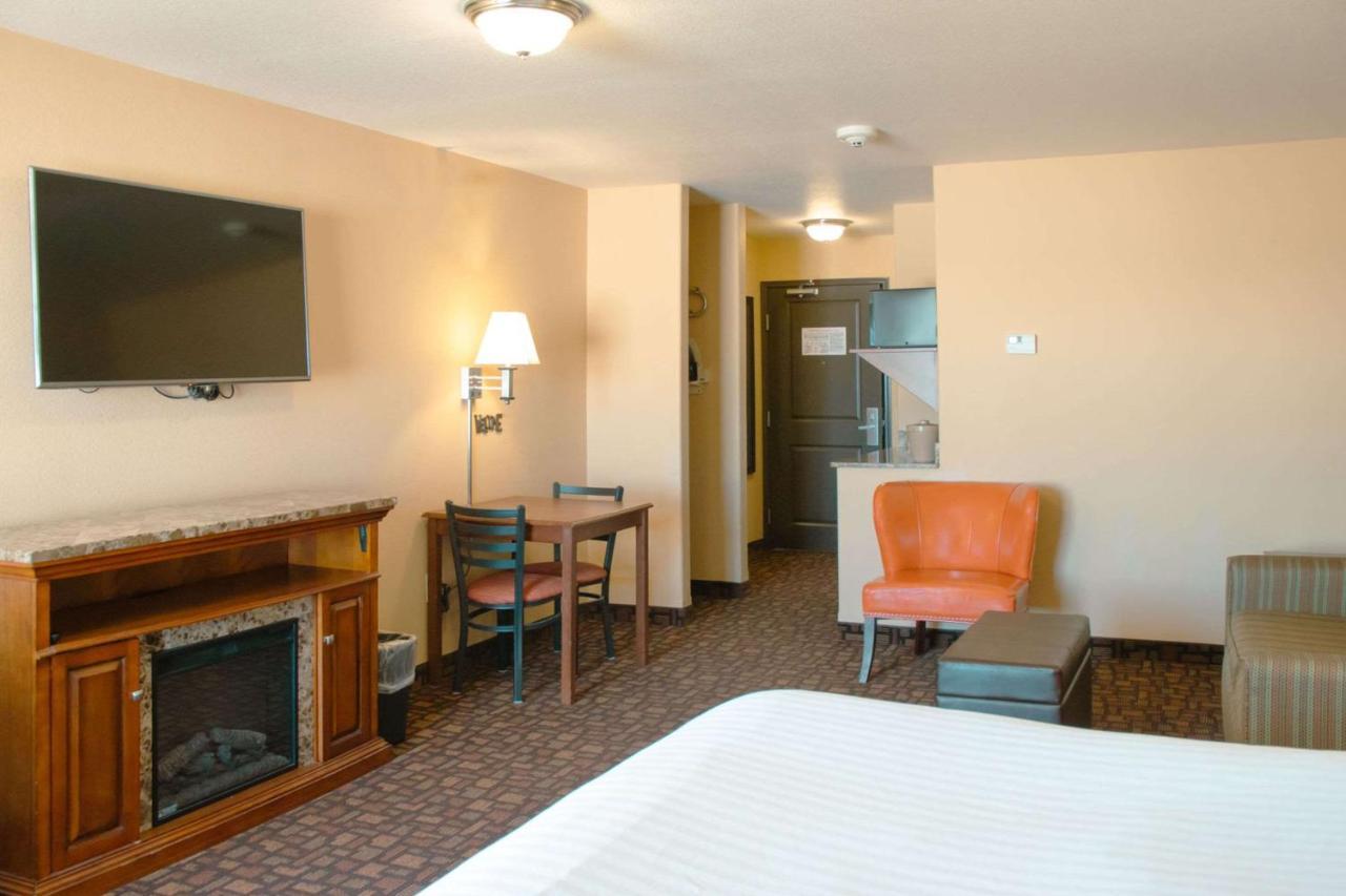 Grand Forks Lodge And Suites المظهر الخارجي الصورة