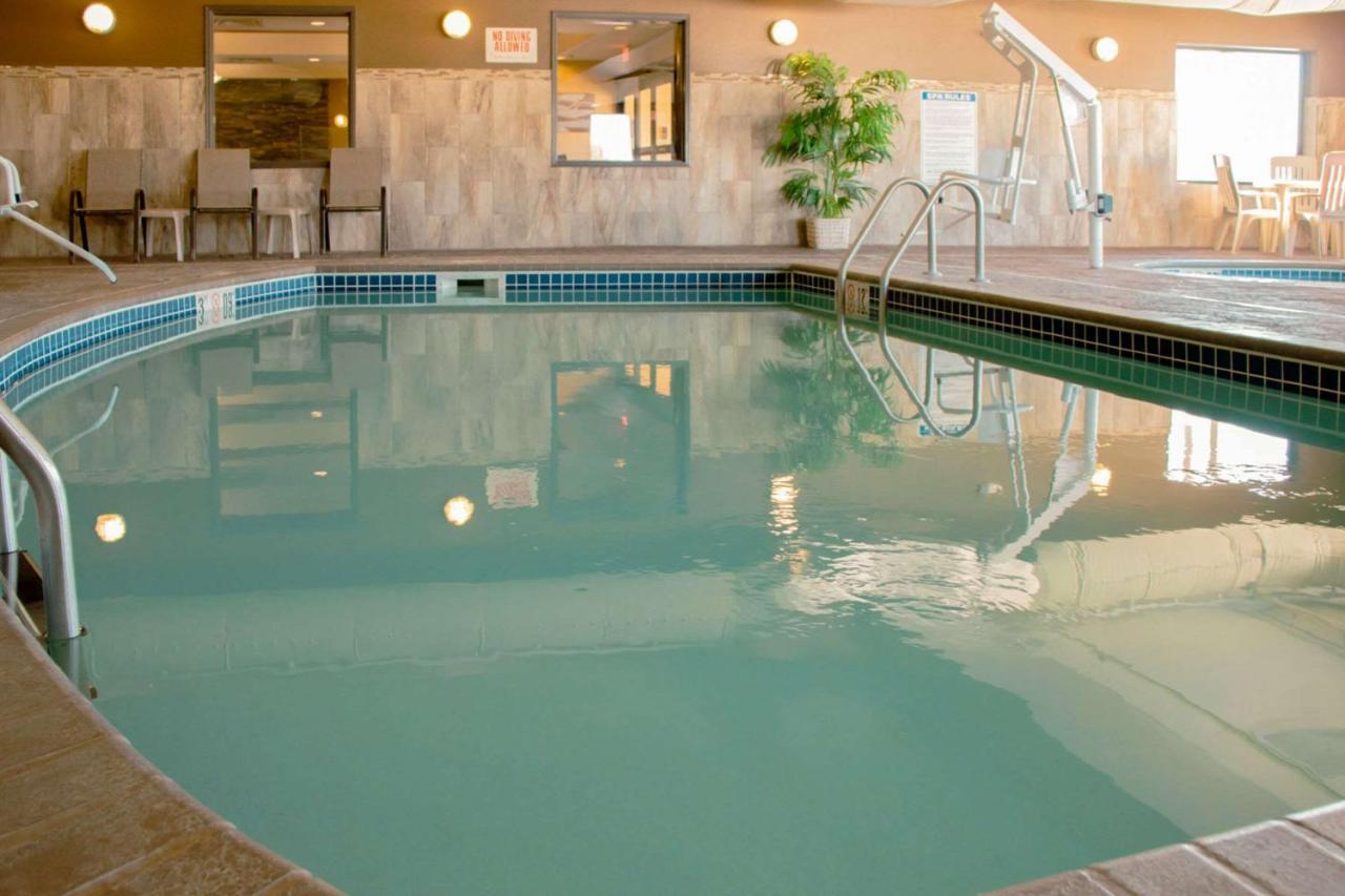 Grand Forks Lodge And Suites المظهر الخارجي الصورة