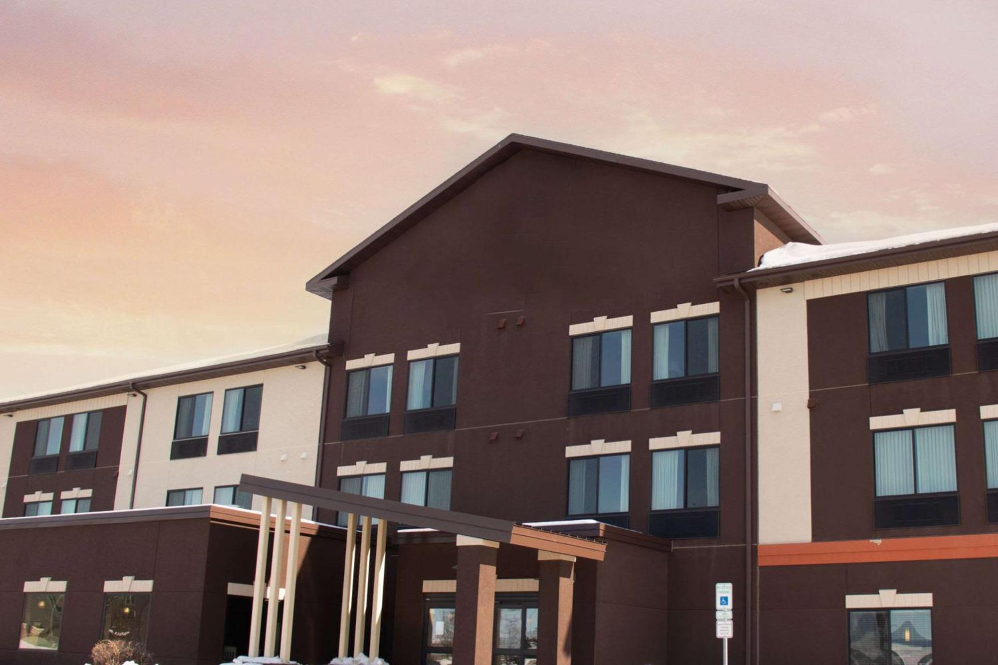 Grand Forks Lodge And Suites المظهر الخارجي الصورة