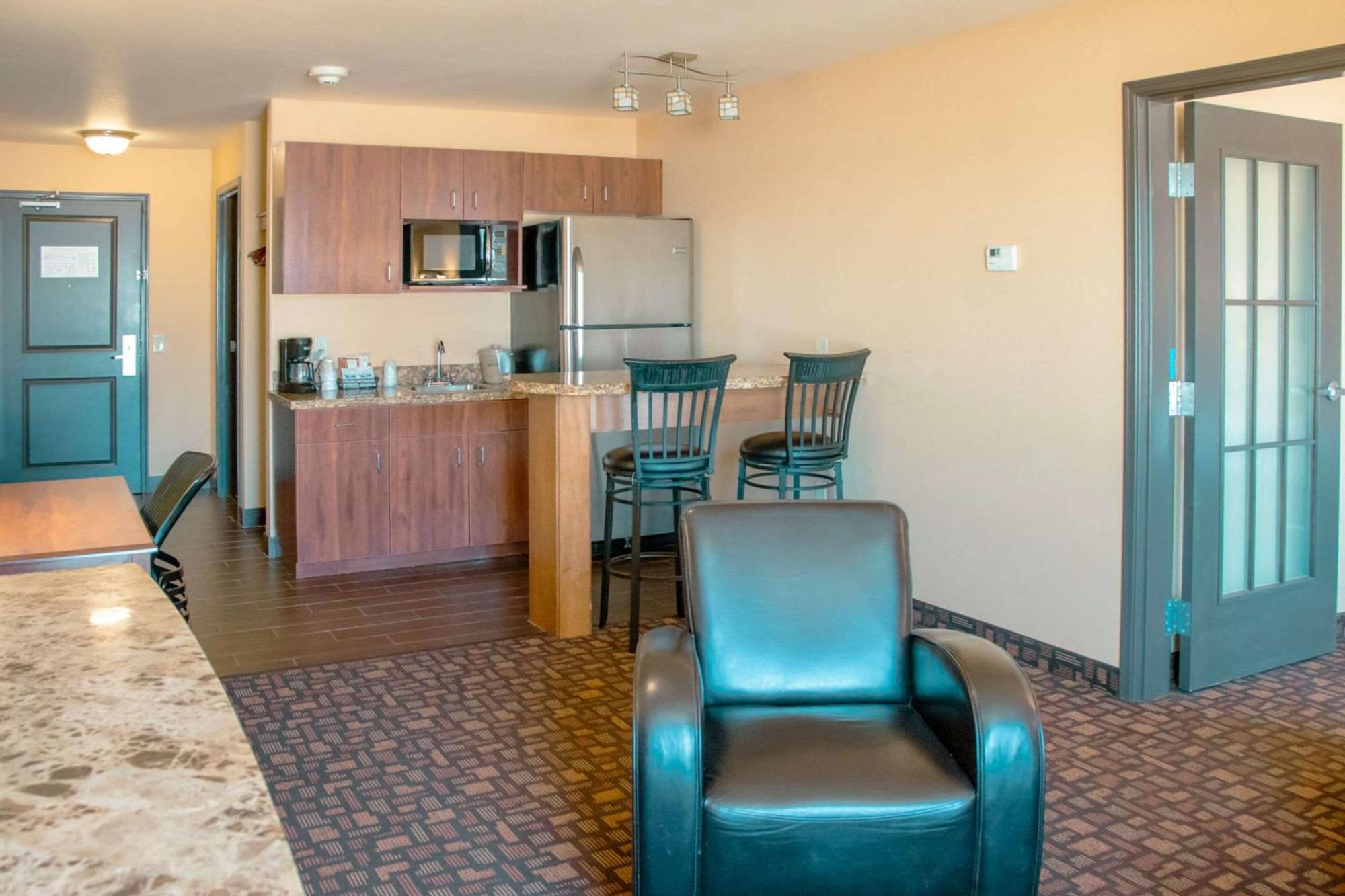Grand Forks Lodge And Suites المظهر الخارجي الصورة